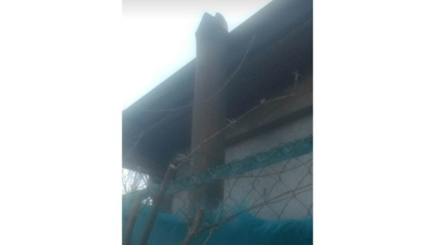 Chapas, una chimenea y materia fecal, todo termina en su patio